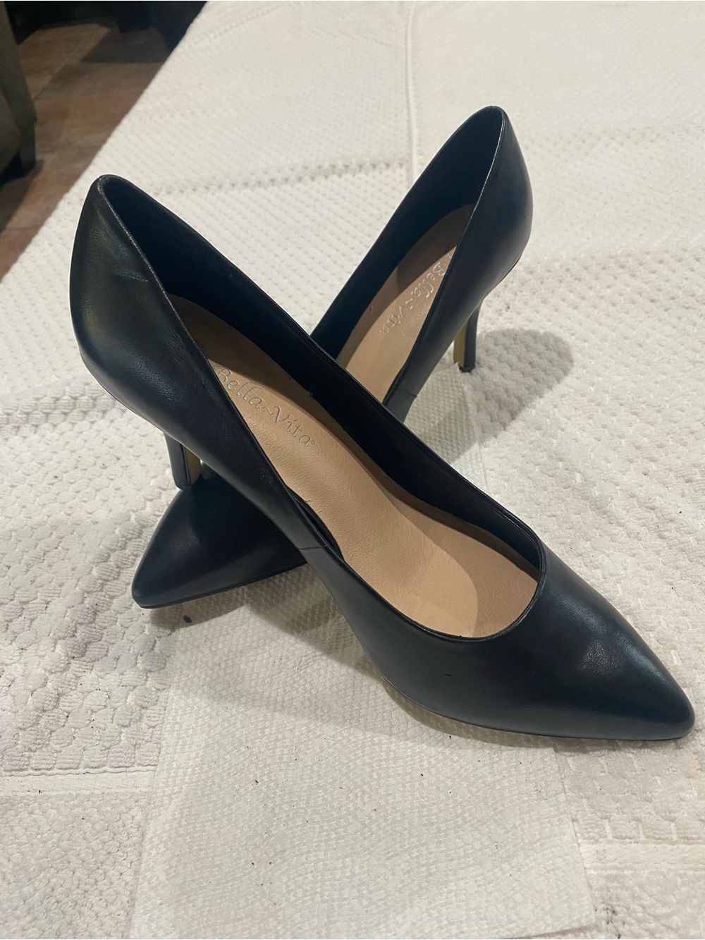 Bella Vita Black Pointed-Toe Mid-Heel Pumps